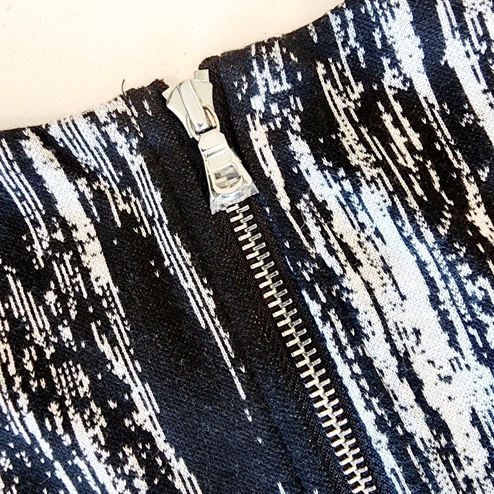 Cache Elegant Black White Patterned Silhoulette I… - image 5